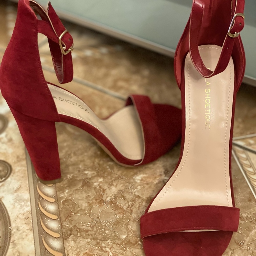 New maroon size 7 high heels